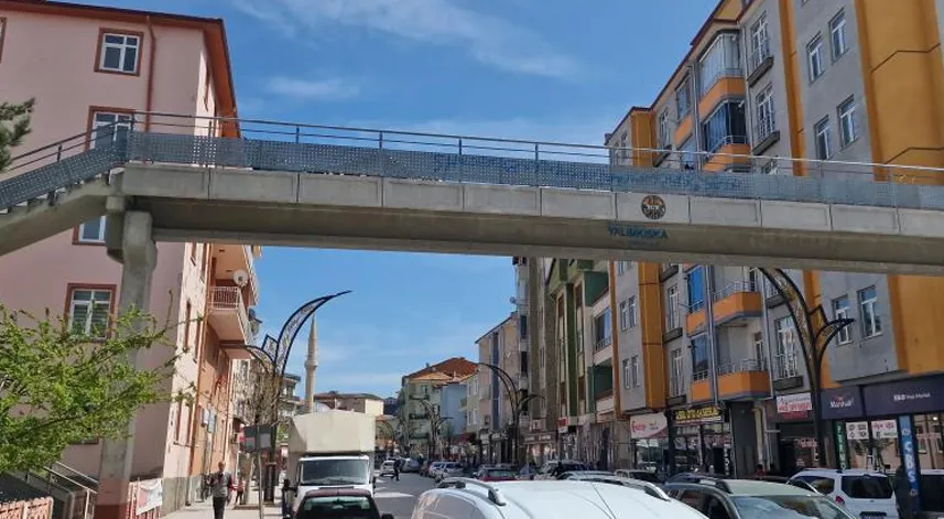 14 yaşındaki genç kız üst geçitten atladı