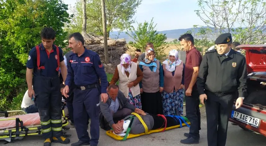 İki otomobil kafa kafaya çarpıştı: 8 yaralı