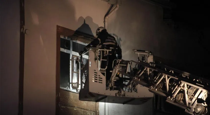 3 katlı binada yangın: 5 kişi dumandan etkilendi