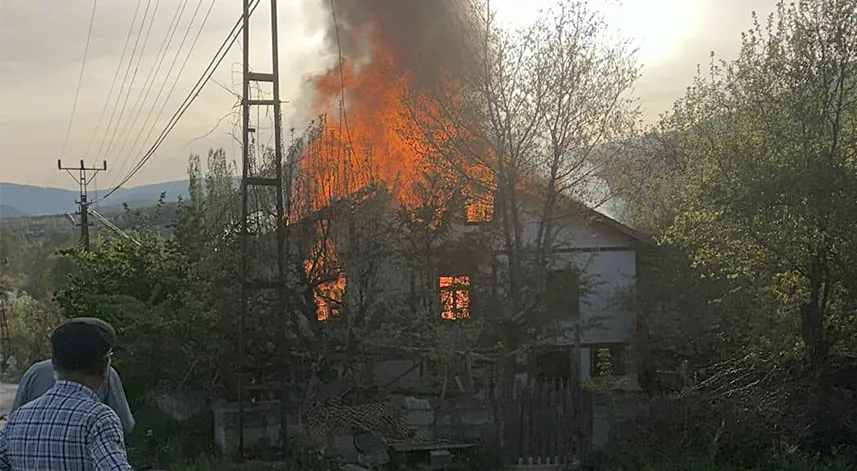 2 katlı müstakil evde yangın çıktı