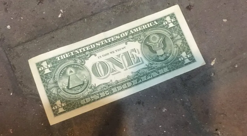 Yolda bulunan 800 dolar sahibine teslim edildi