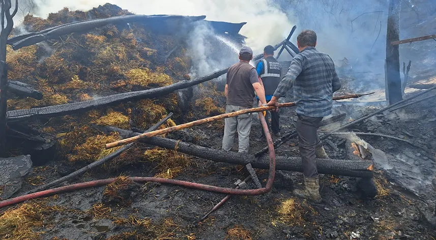 2 samanlık ve ahır yangında zarar gördü