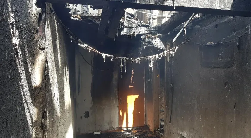 Yanan müstakil evden geriye beton yığınları kaldı