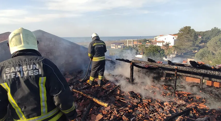 İnşaat halindeki binanın çatısı yandı