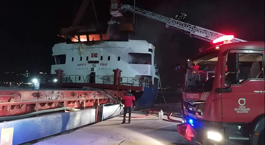 Ünye Limanı'nda gemide yangın