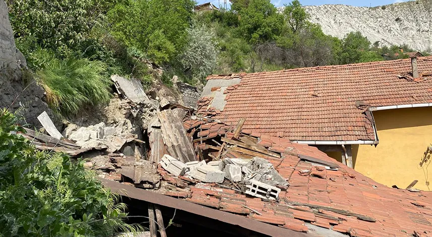 Heyelan yaşanan bölgedeki 4 ev tahliye edildi