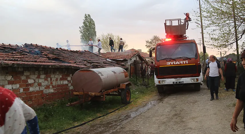 Depoda çıkarak ahır ve samanlığa sıçrayan yangın söndürüldü
