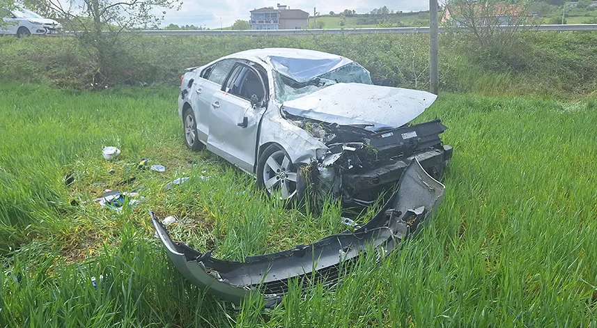 Tarlaya devrilen otomobildeki çift ağır yaralandı