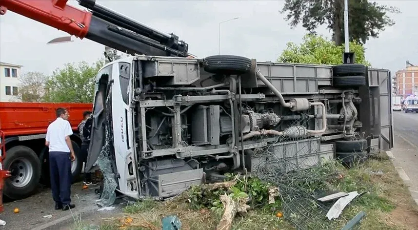 Otel servis aracı devrildi, 19 kişi yaralandı