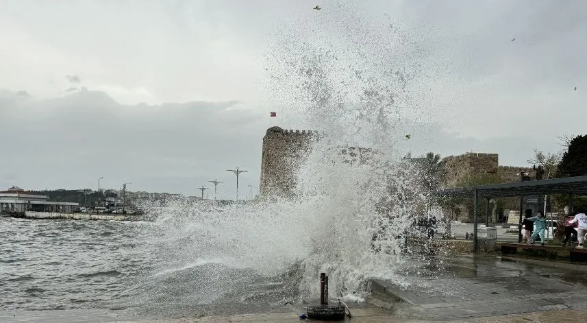 Fırtına, Sinop sahilinde yüksekliği 3 metreyi bulan dalgalar oluşturdu