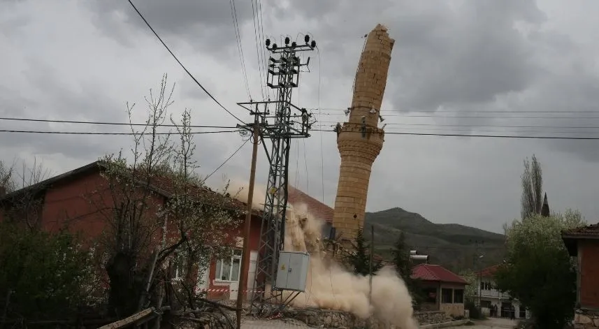 Tokat'taki depremde zarar gören minareler yıkılıyor