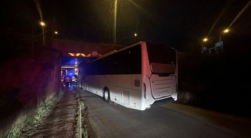 Alt geçide sıkışan yolcu otobüsü kurtarıldı