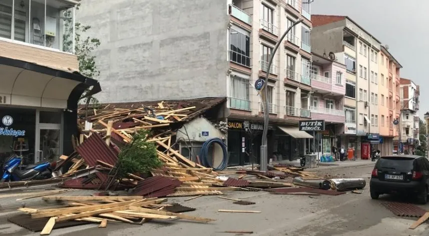 Vezirköprü’de fırtına çatıları uçurdu