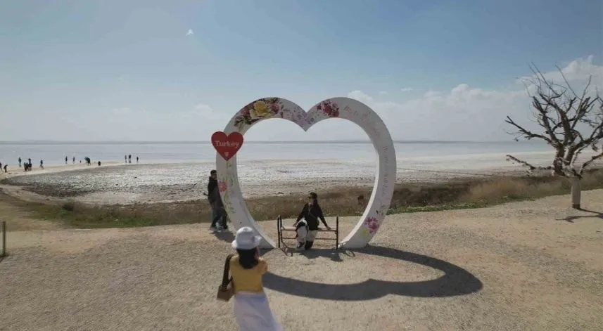 Tuz Gölü pembeleşmeye başladı, turistler akın etti