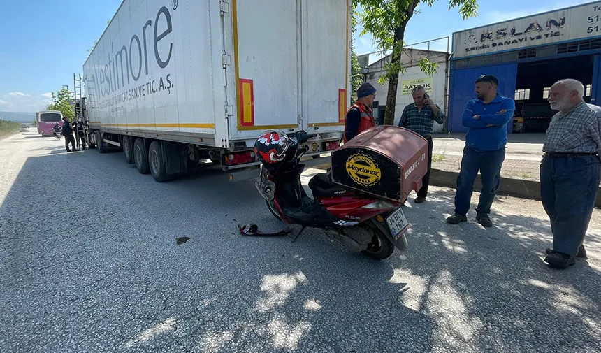 Park halindeki tıra çarpan kurye yaralandı