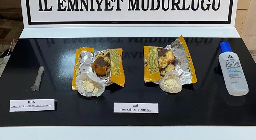 Kek paketlerinde uyuşturucu bulundu
