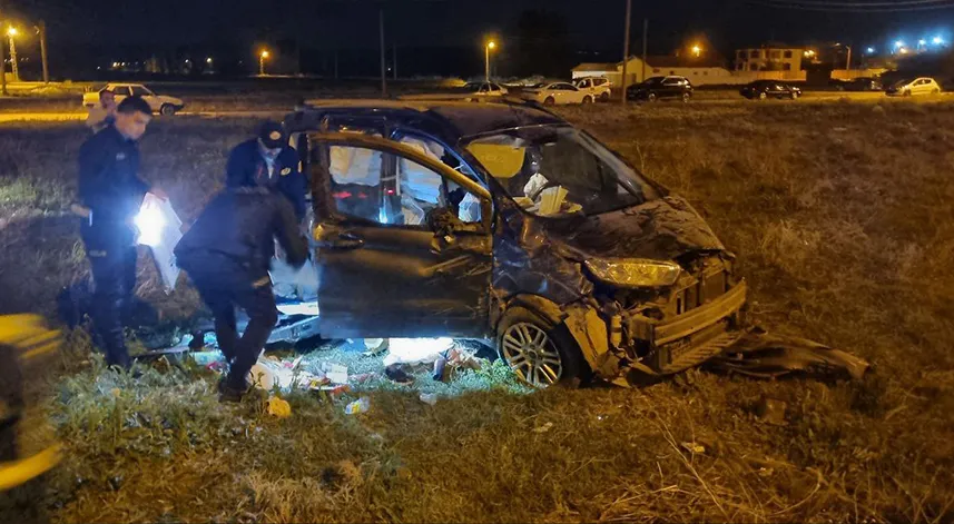 Otomobil ile çarpışan hafif ticari araçtaki çocuk öldü, 4 kişi yaralandı