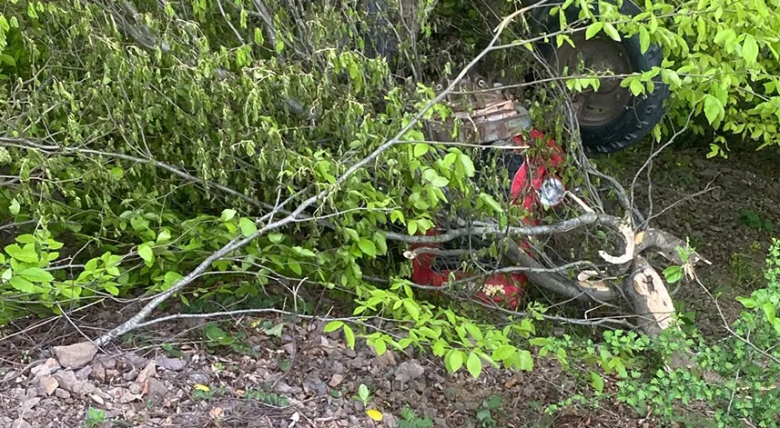 Devrilen traktörün sürücüsü yaşamını yitirdi