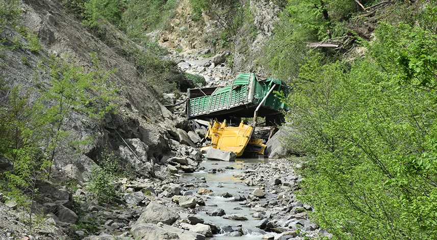 Uçuruma yuvarlanan tırın şoförü yaralandı