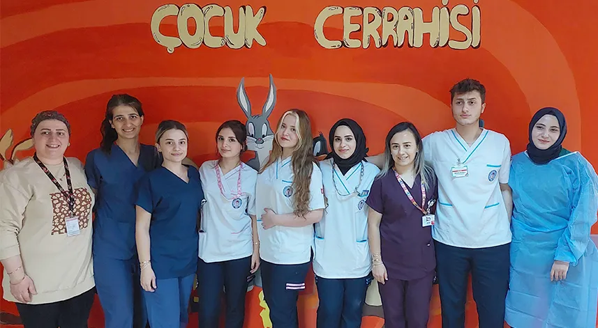 Çocuk Cerrahi Servisi'ni çizimleri ile renklendirdi 