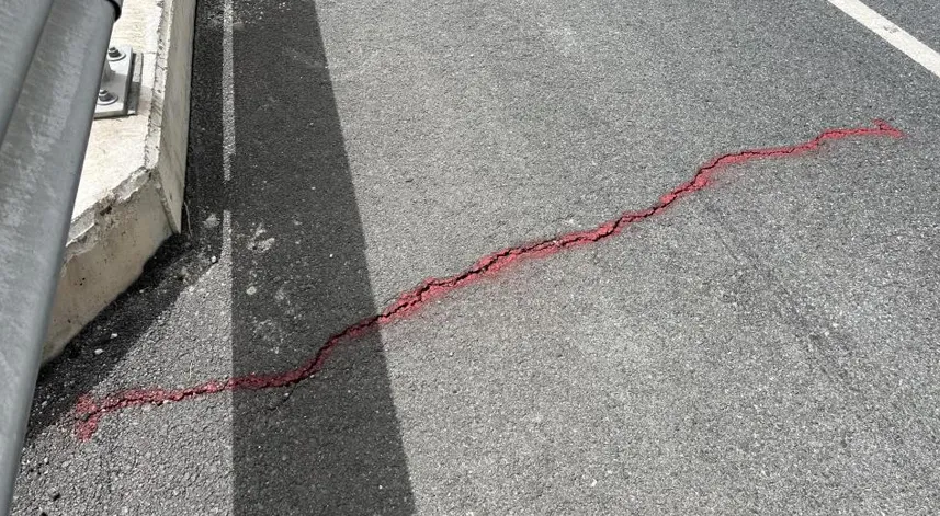 Artvin’de yoldaki çatlamalar sürücüleri tedirgin ediyor