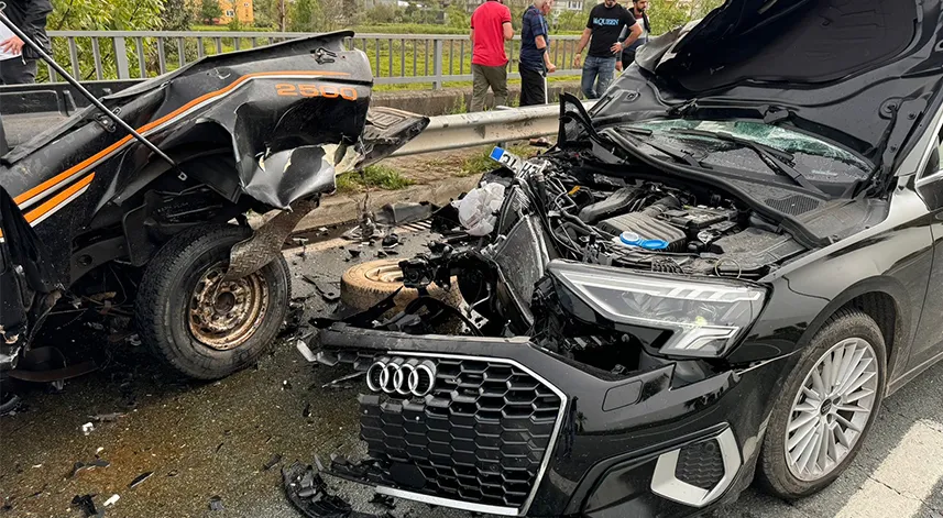 Lüks otomobil yol kenarında arıza yapan araca çarptı: 1 yaralı