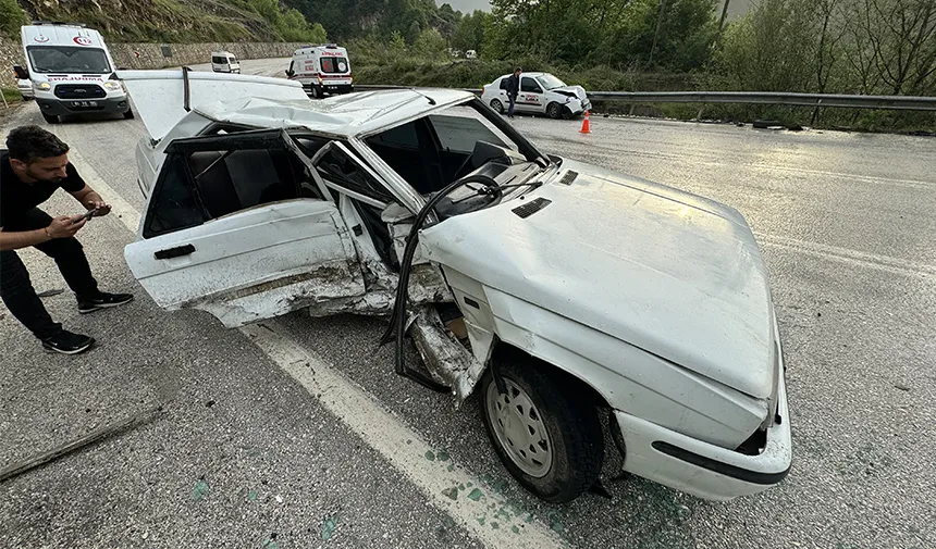 Düzce'de otomobilin savrulan araca çarptığı kazada 4 kişi yaralandı