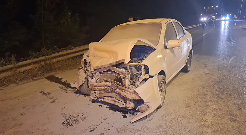 Çarpışan iki otomobilin sürücüleri yaralandı