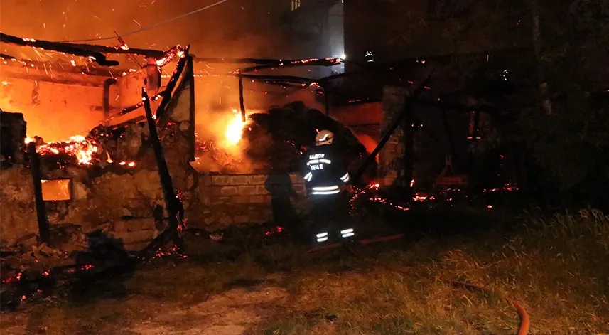 Çıkan yangında iki katlı ahşap ev ile samanlık ve depo yandı