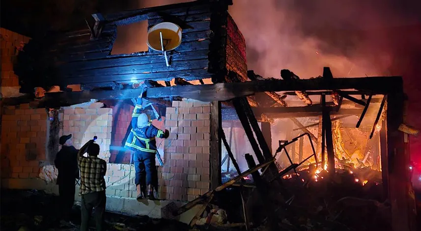 Yangında bir ev kullanılamaz hale geldi