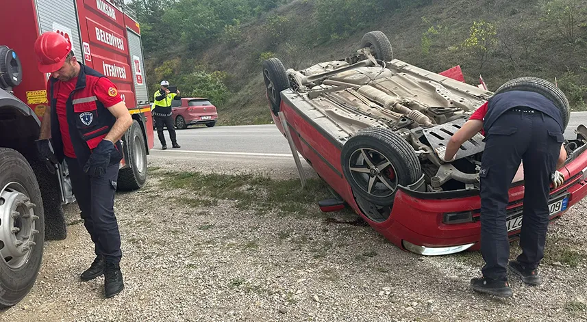 Devrilen otomobildeki 5 kişi yaralandı