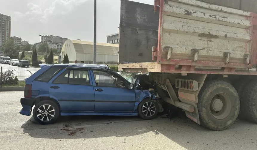 Otomobil kamyonun altına girdi: 1 ölü, 2 yaralı   