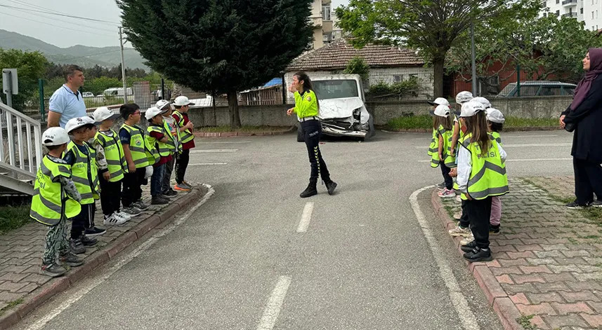 Minik öğrenciler trafik bilinci için eğitim aldı