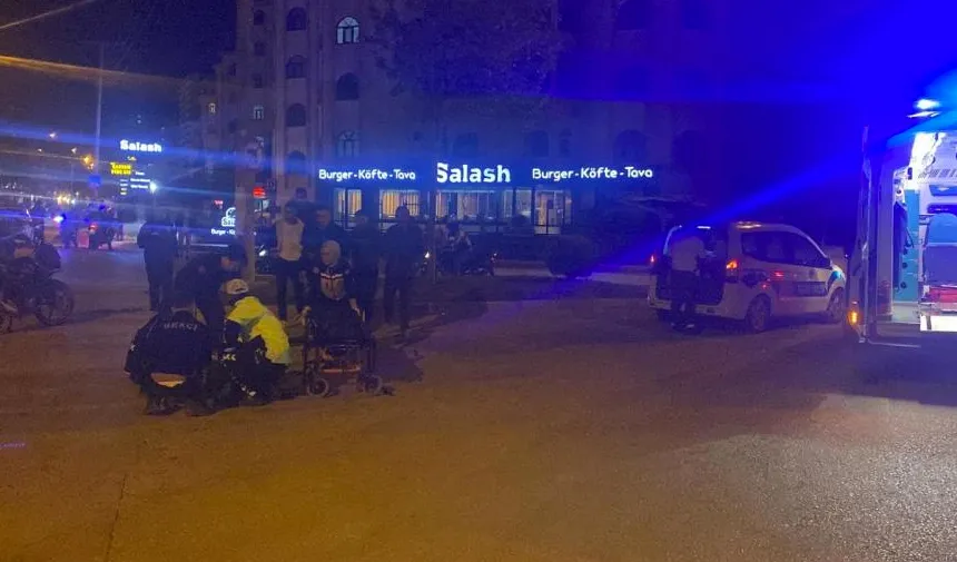 Otomobilin çarptığı motosiklet sürücüsü yaralandı