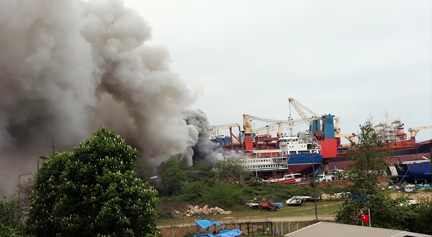 Limanda bakımdaki bir gemi yandı