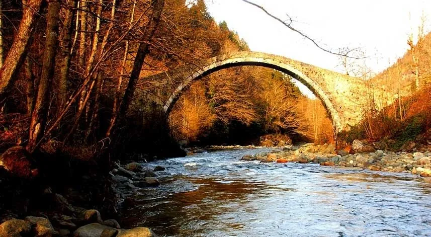 Rize'nin tarihi ortan köprüsü ziyaretçileri çekmeye devam ediyor