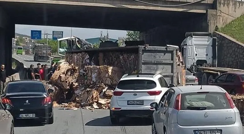 Karton yüklü tır devrildi: 1 yaralı