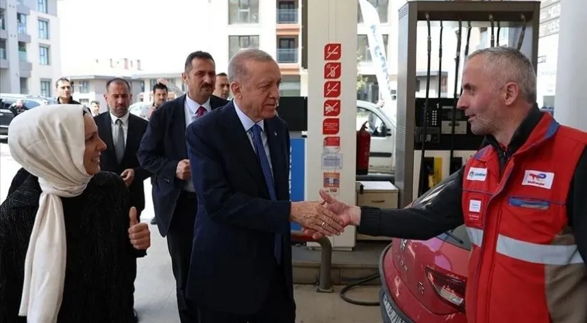 Cumhurbaşkanı Erdoğan, akaryakıt istasyonu çalışanlarını ziyaret etti