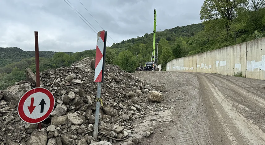 Heyelanda çöken kara yolunda çalışma başlatıldı