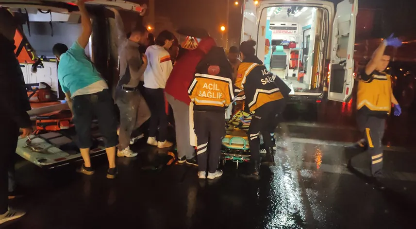 Devrilen ambulanstaki hasta ve refakatçisi yaralandı