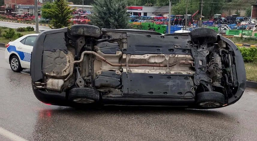 Trafik kazasında anne ve kızı öldü, 3 kişi yaralandı
