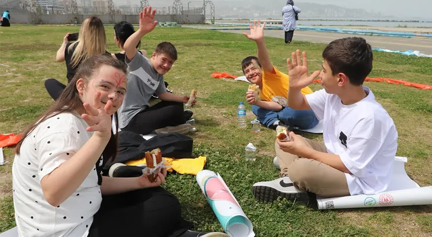 Rize'de özel çocuklarla birlikte uçurtmalar havalandı