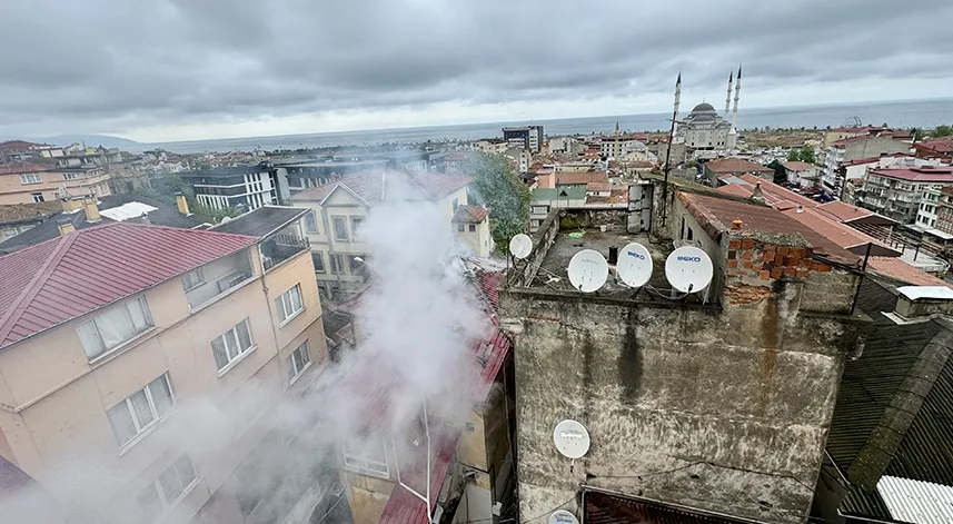 Müstakil evin çatısında çıkan yangın hasara neden oldu