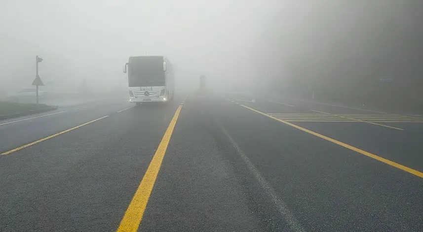 Bolu Dağı'nda sis görüş mesafesini azalttı