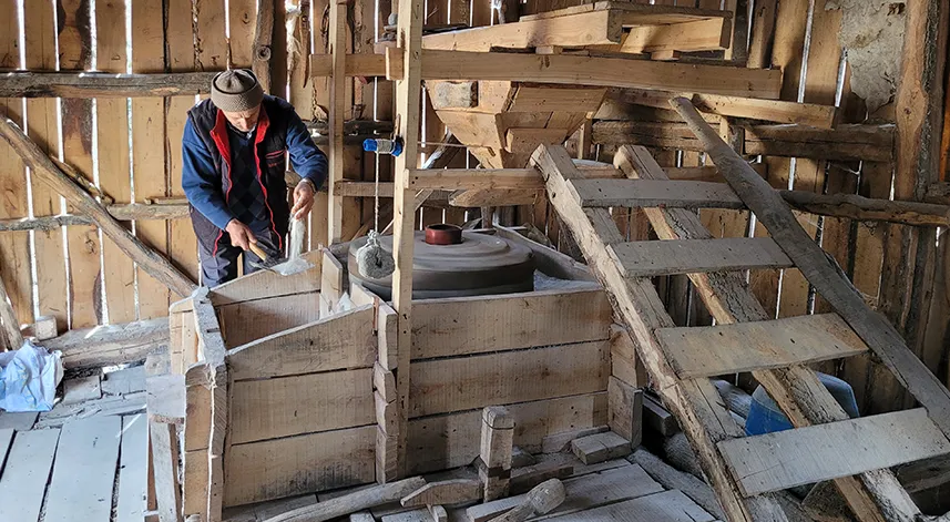 İki asırlık su değirmeni hala faaliyet gösteriyor