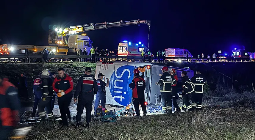 Otobüs şarampole devrildi: 2 ölü, 40 yaralı