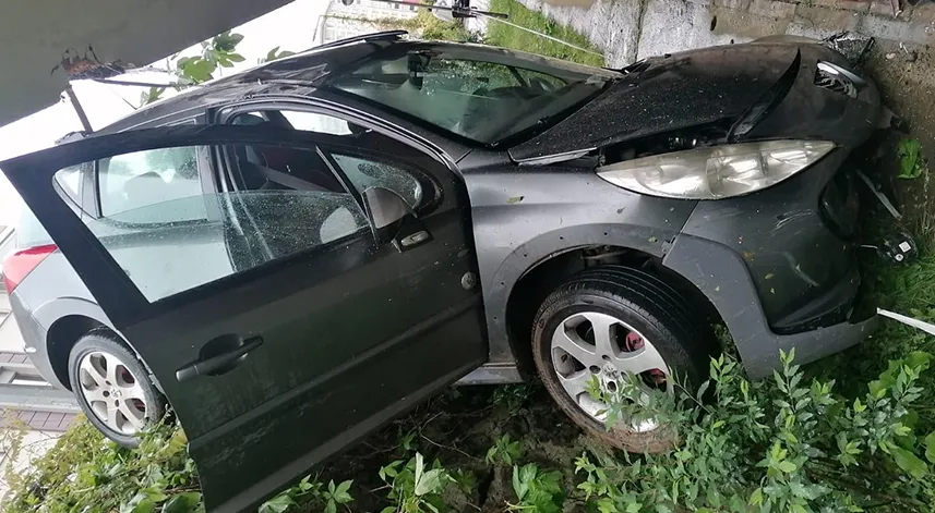 Park halindeki otomobil istinat duvarından düştü