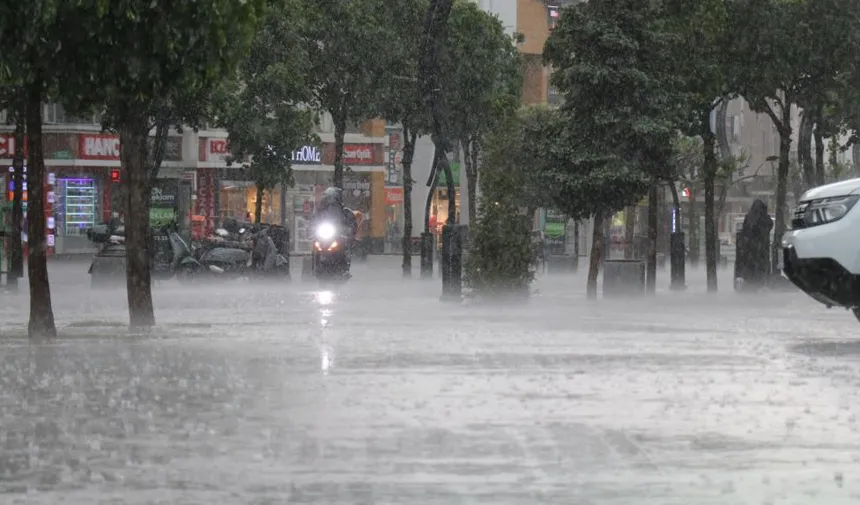 Aniden bastıran sağanak hayatı olumsuz etkiledi