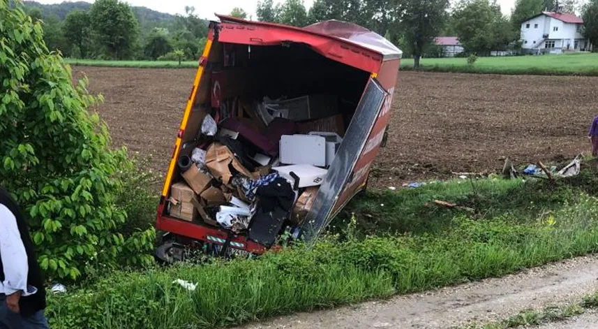 Ev eşyası taşıyan kamyon tarlaya uçtu: 2 yaralı