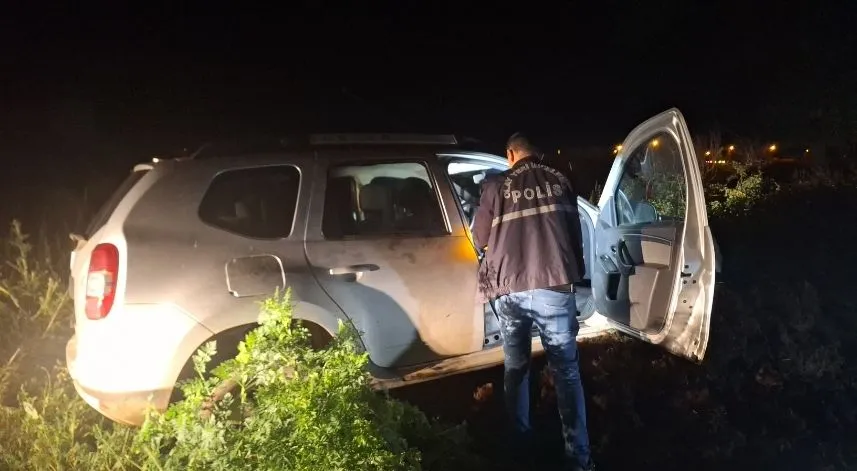 Toprak yığınına çarpan otomobilin sürücüsü öldü